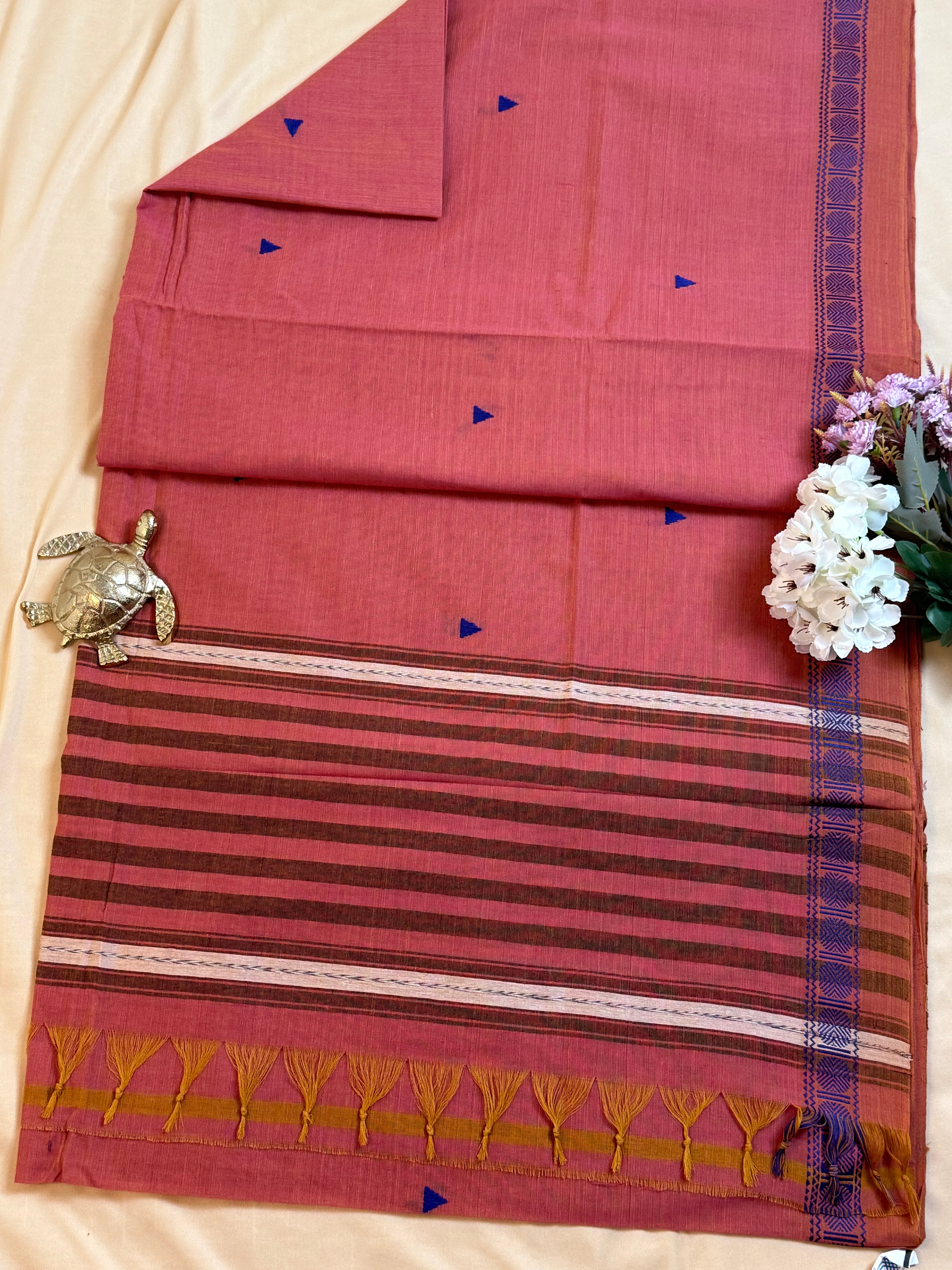 Handloom Dhaniakhali Triangle Butti with Small Border