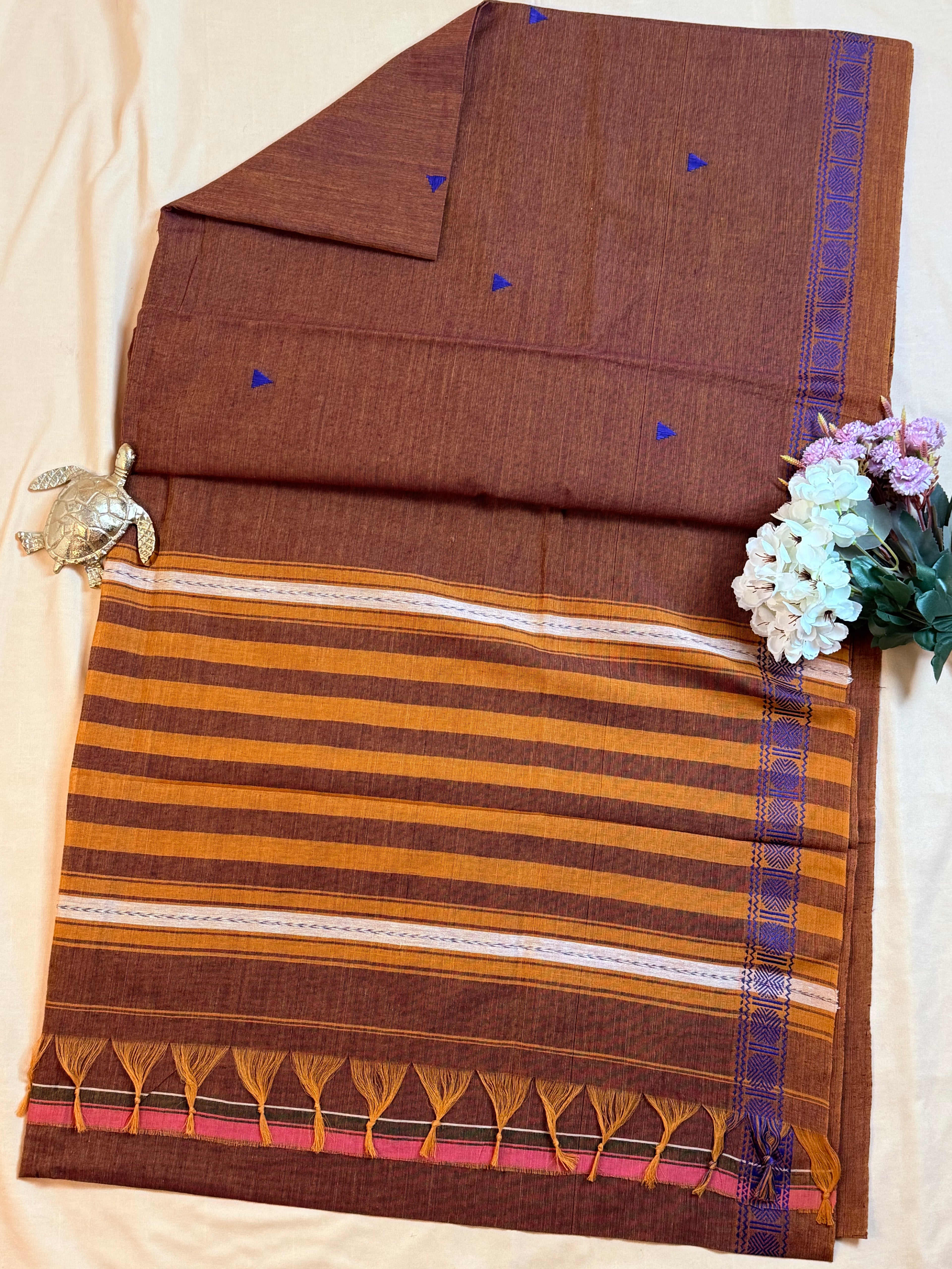 Handloom Dhaniakhali Triangle Butti with Small Border