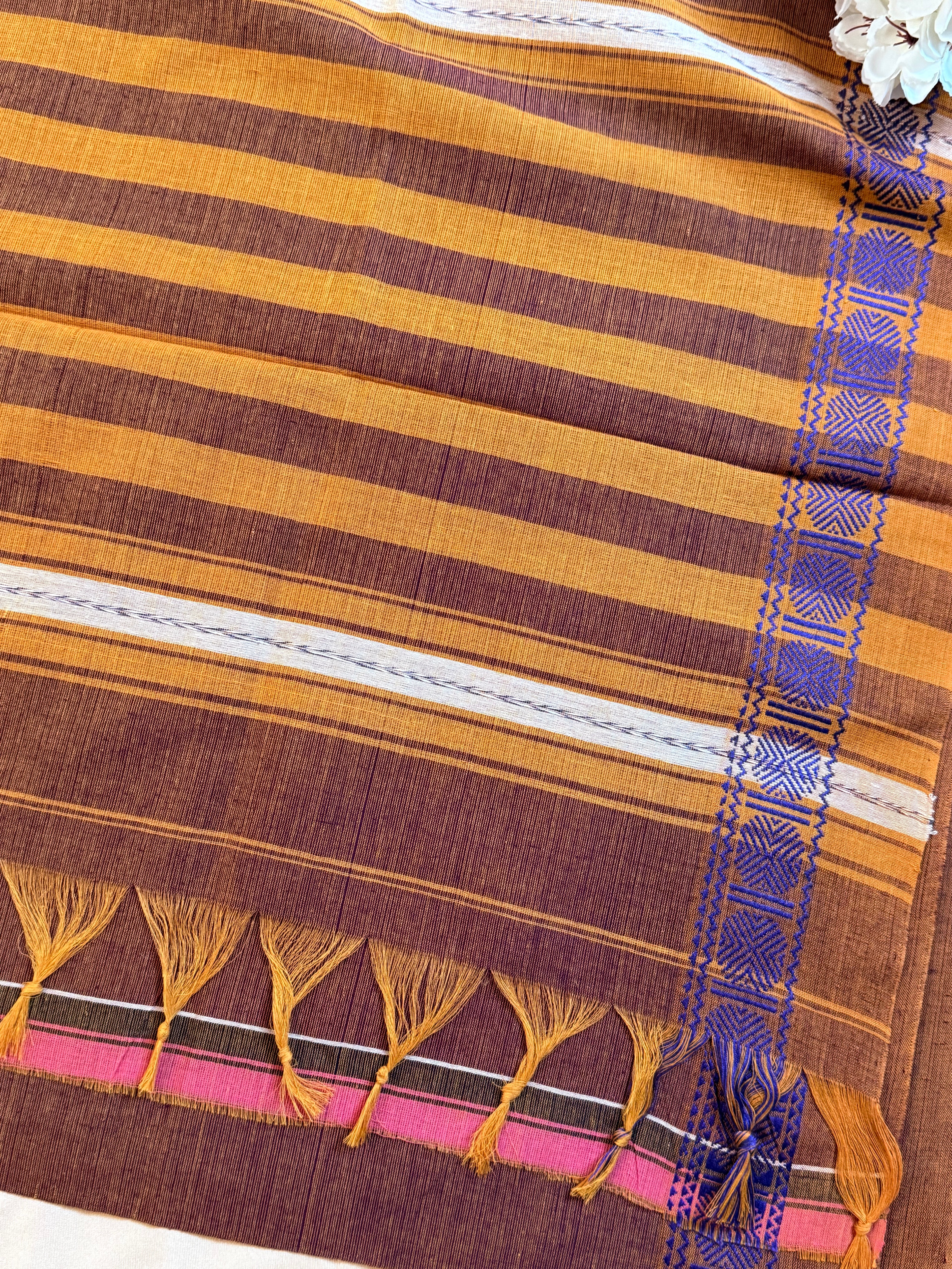 Handloom Dhaniakhali Triangle Butti with Small Border
