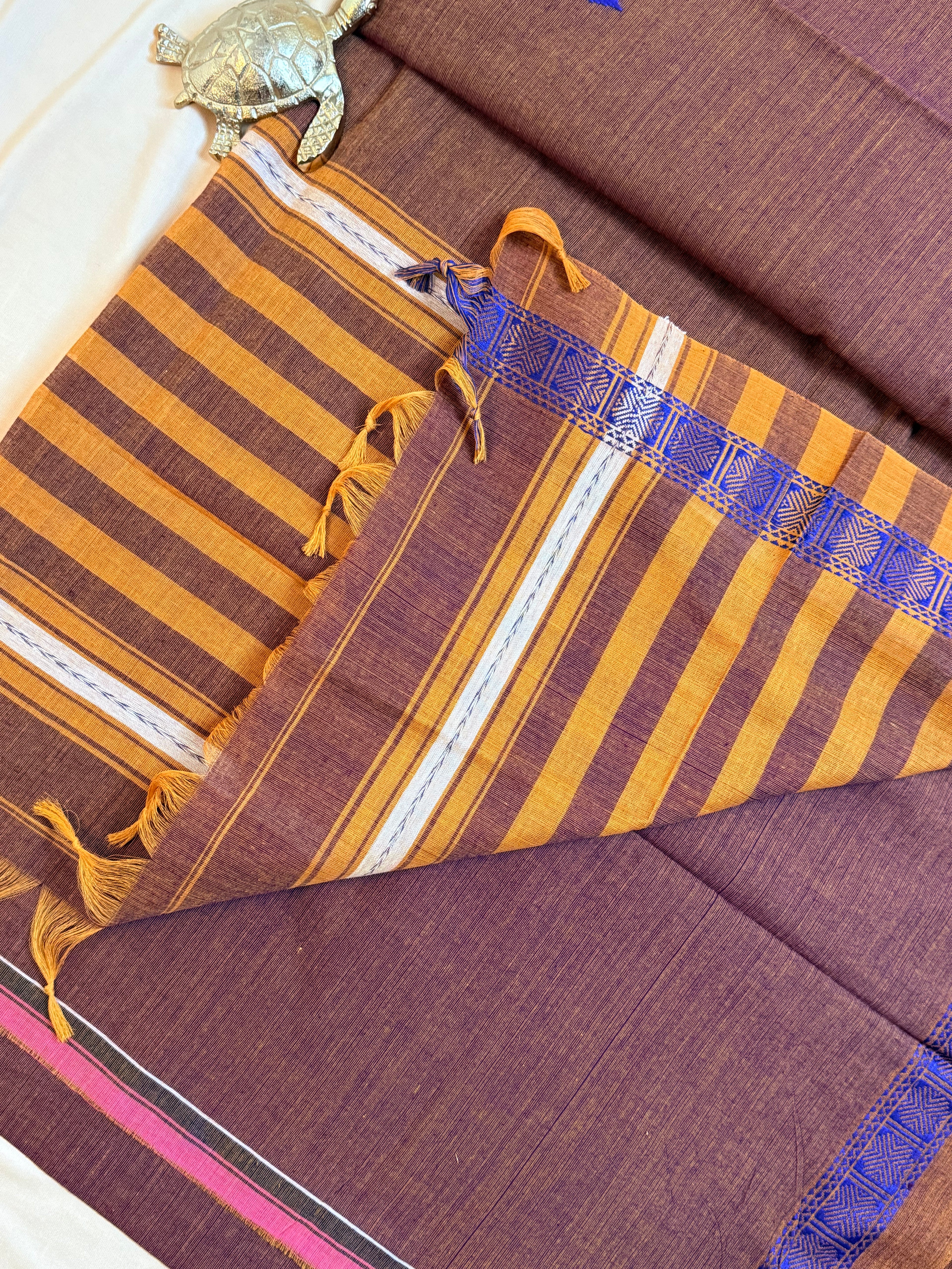 Handloom Dhaniakhali Triangle Butti with Small Border