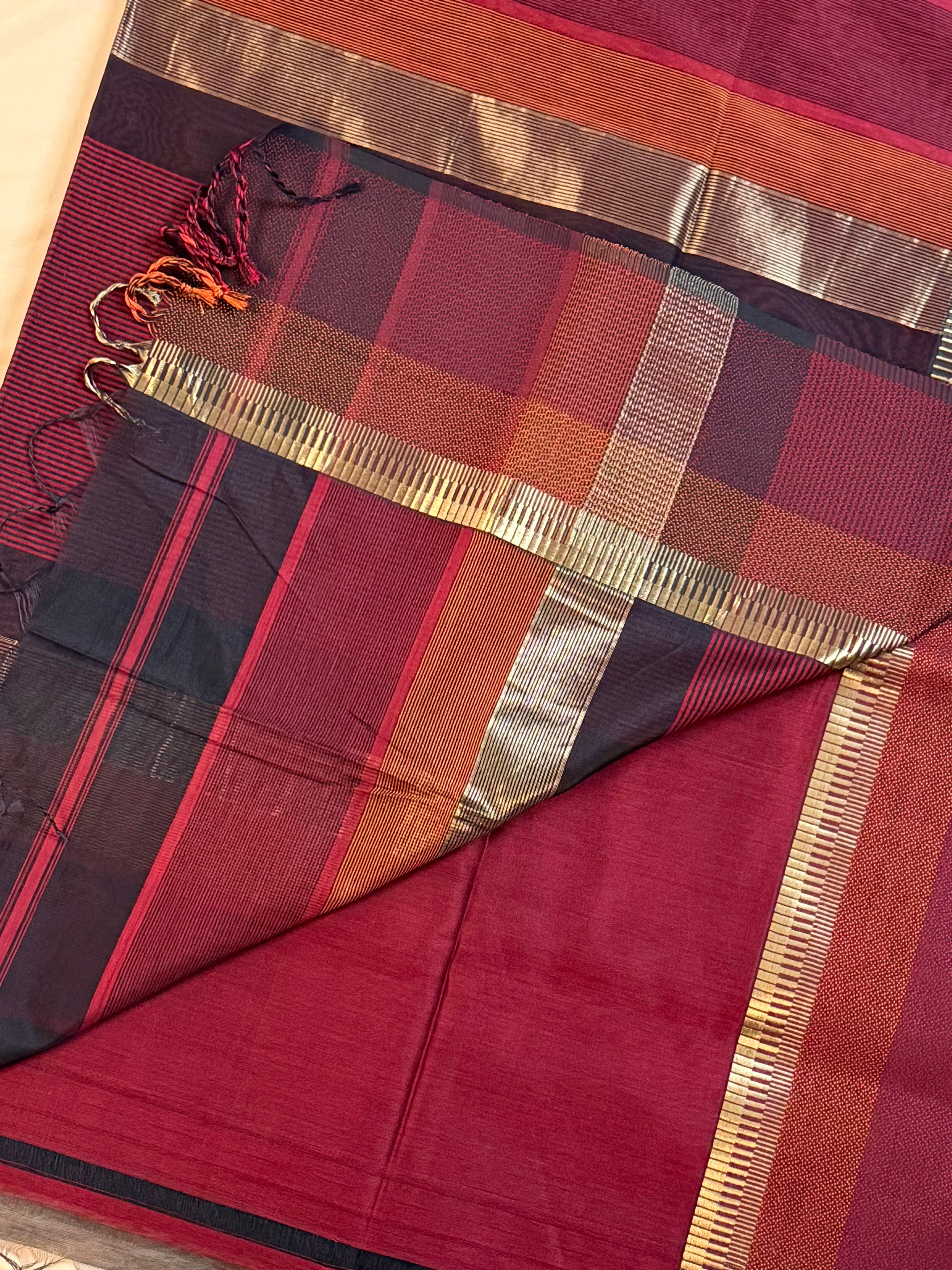 Handloom Maheshwari Plain Multicolor Border Saree